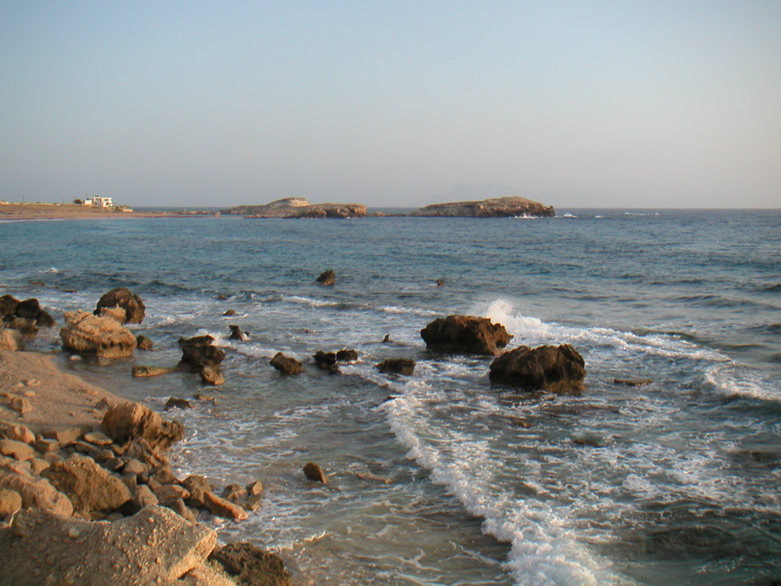 Blick vom Strand auf Meer